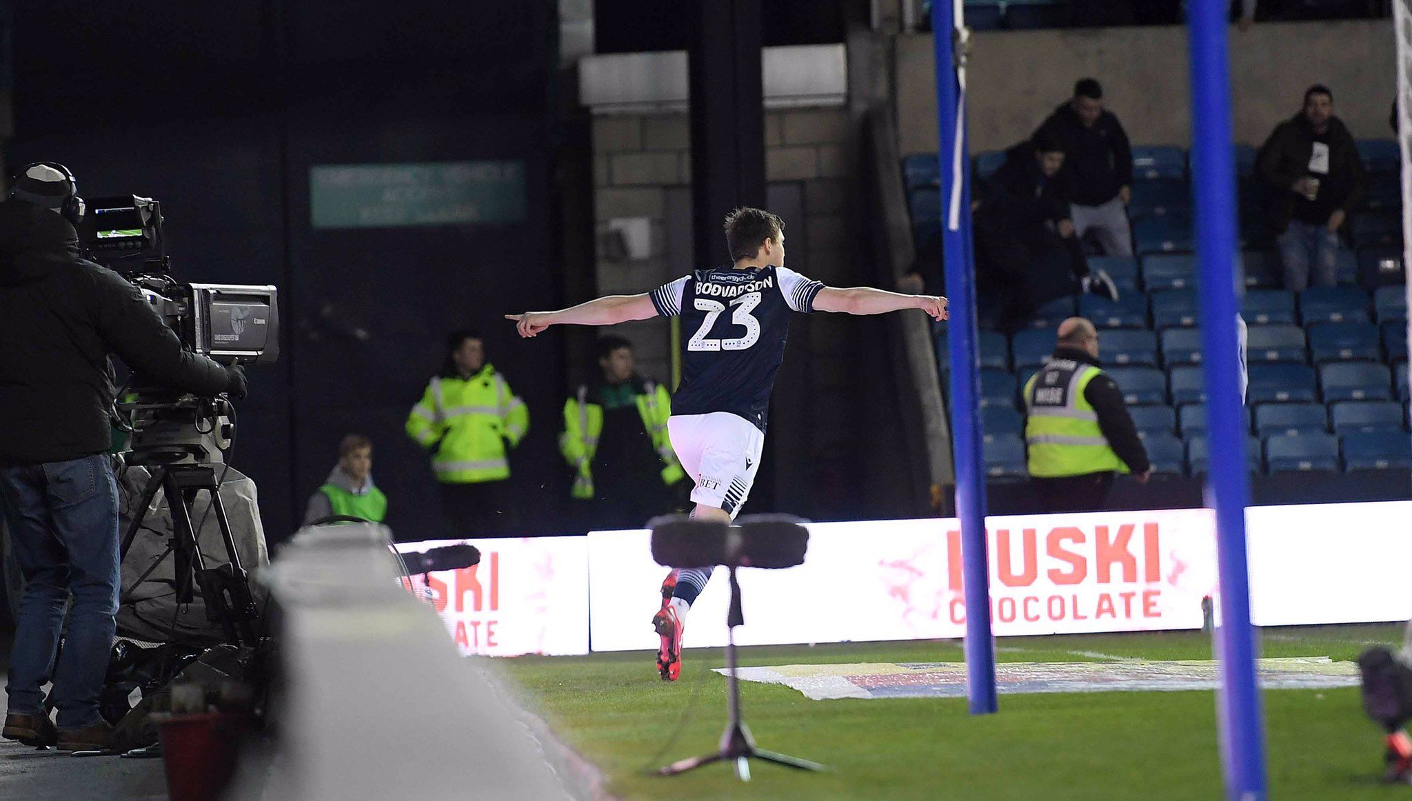 Престон Миллуолл 15 04 2022. Миллуолл Престон Норт энд фото. Luke Freeman Millwall 2022. Millwall обои для телефона.