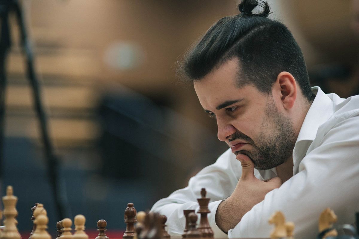 Непомнящий сыграл вничью с Карлсеном во второй партии матча за корону