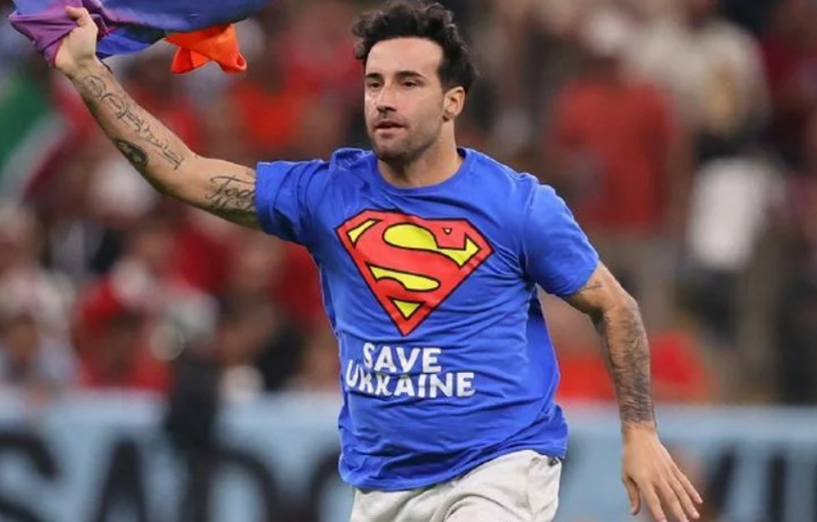 Выбежавший на поле в матче ЧМ-2022 Португалия – Уругвай в футболке Save Ukraine оказался активистом