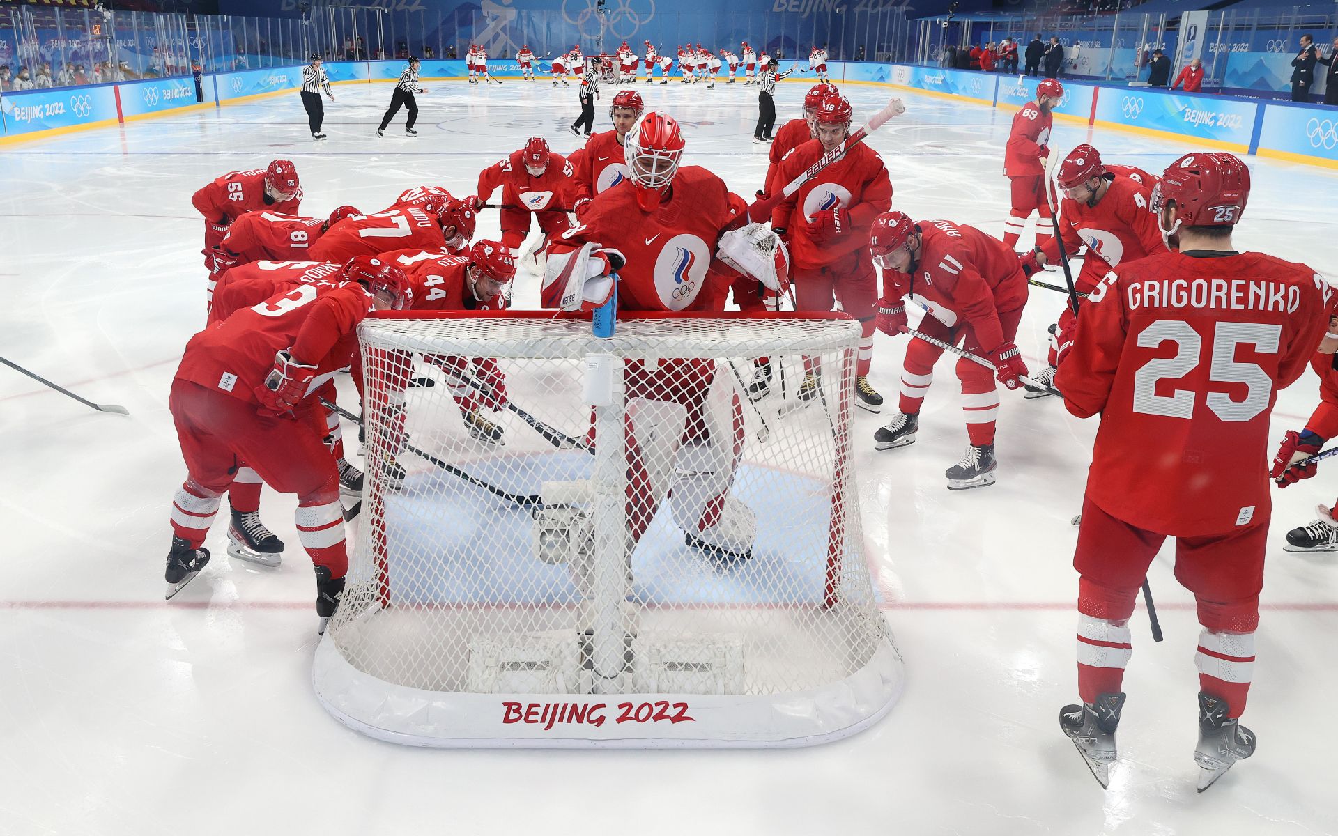Сборная России по хоккею ведет в матче против Швеции после второго периода на ОИ-2022