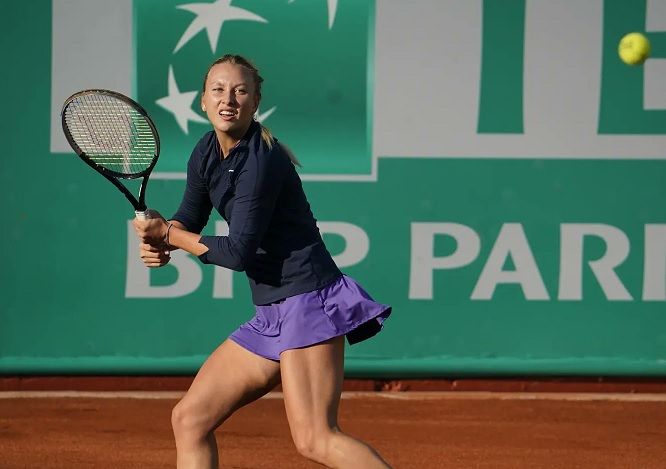 Теннисистка Потапова обыграла в финале турнира в Стамбуле Кудерметову и завоевала первый трофей в карьере