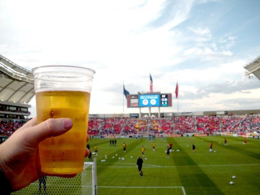 Пиво на стадионах. Пиво на стадионе. Пиво под футбол. Футбол болельщики пиво. Пиво футбол стадион.