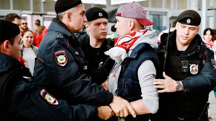 «Спартак» выясняет обстоятельства жесткого задержания болельщиков «Спартака» в Санкт-Петербурге