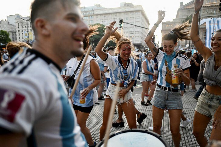 Самые эмоциональные реакции на победу Аргентины на ЧМ-2022: от горячих фанаток до тибетских монахов