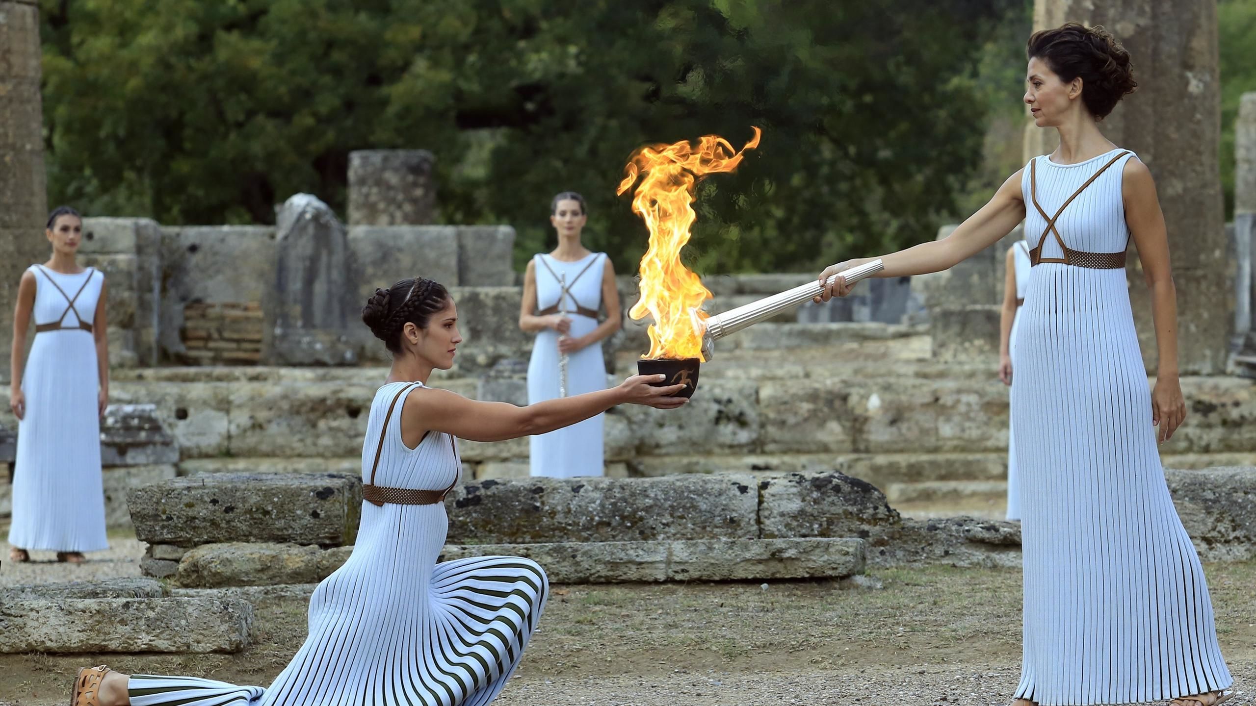 Церемония зажжения олимпийского огня в Греции 2020