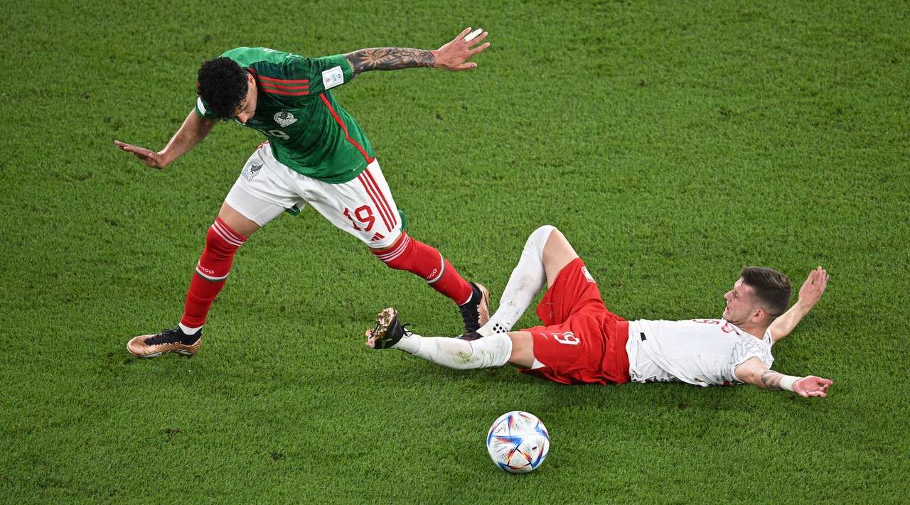 Сборная Мексики сыграла вничью с Польшей в матче ЧМ-2022 по футболу
