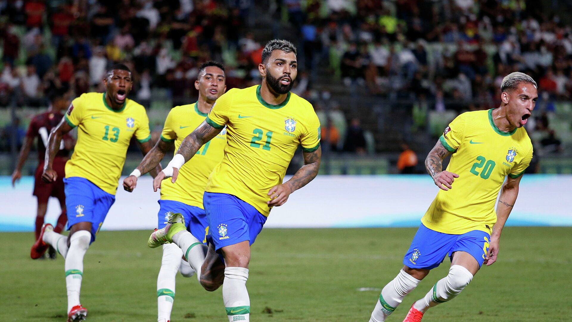 Сборная Бразилии обыгрывает Эквадор после первого тайма матча отбора ЧМ-2022, обе команды играют вдесятером