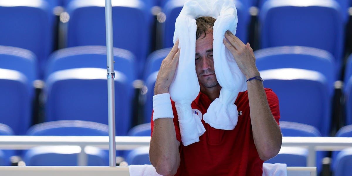 Медведев стал четвертьфиналистом олимпийского турнира по теннису