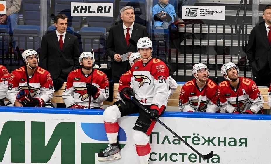 «Авангард» потерпел пятое подряд поражение на старте нового сезона КХЛ, уступив «Сибири»: видеообзор