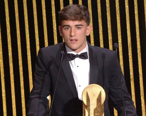 Полузащитник «Барселоны» Гави получил приз лучшему молодому игроку года