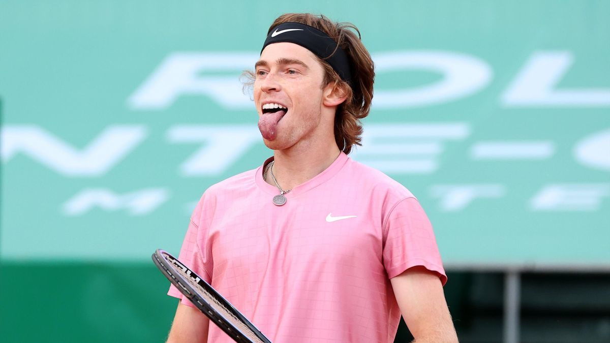 Теннисист Рублев вышел в четвертьфинал турнира в Марселе