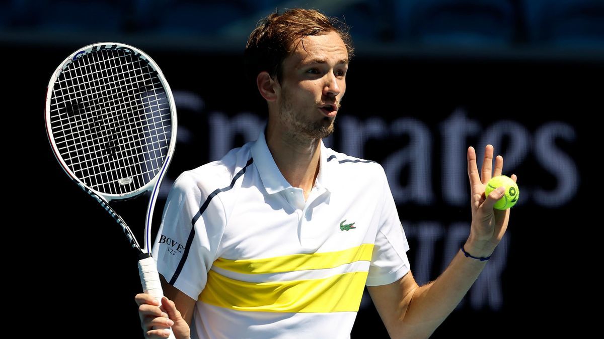 Медведев пробился в четвертьфинал теннисного турнира в Хертогенбосе