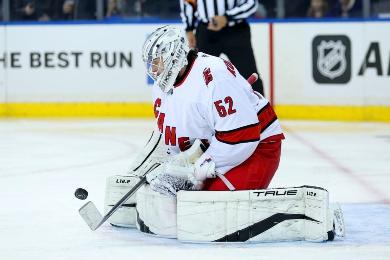 16 сейвов Кочеткова и передача Свечникова помогли «Каролине» обыграть «Айлендерс» в матче НХЛ