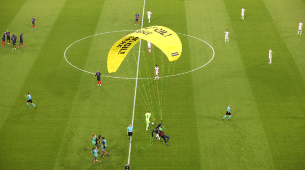 Парашютист приземлился на поле перед началом матча Франция – Германия