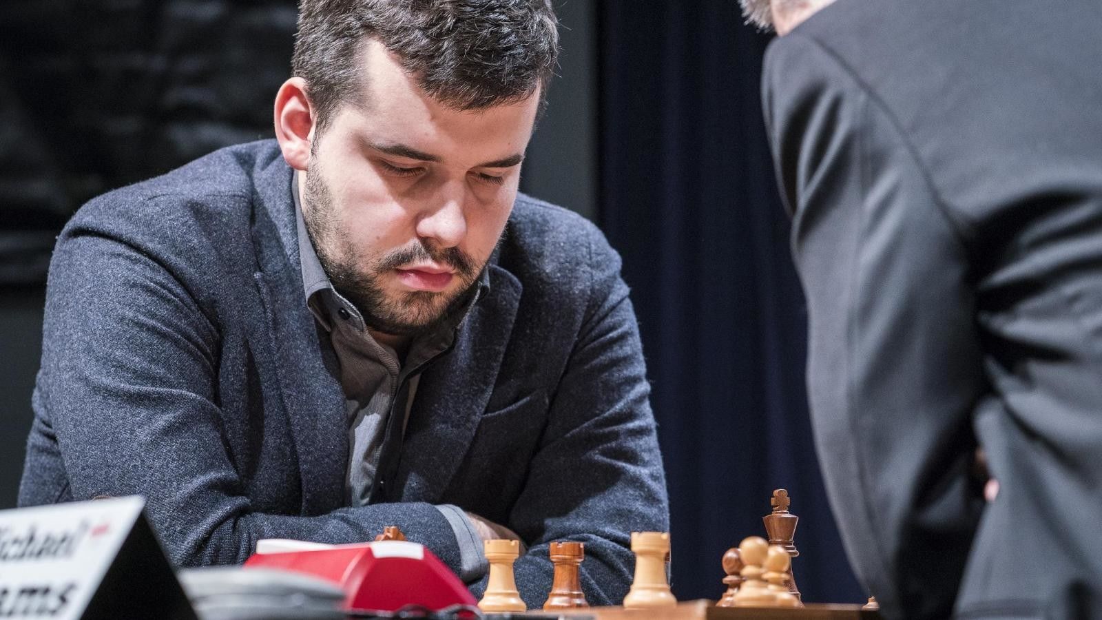 Жуков заявил, что Непомнящий играет с небольшим перевесом в матче с Карлсеном за шахматную корону