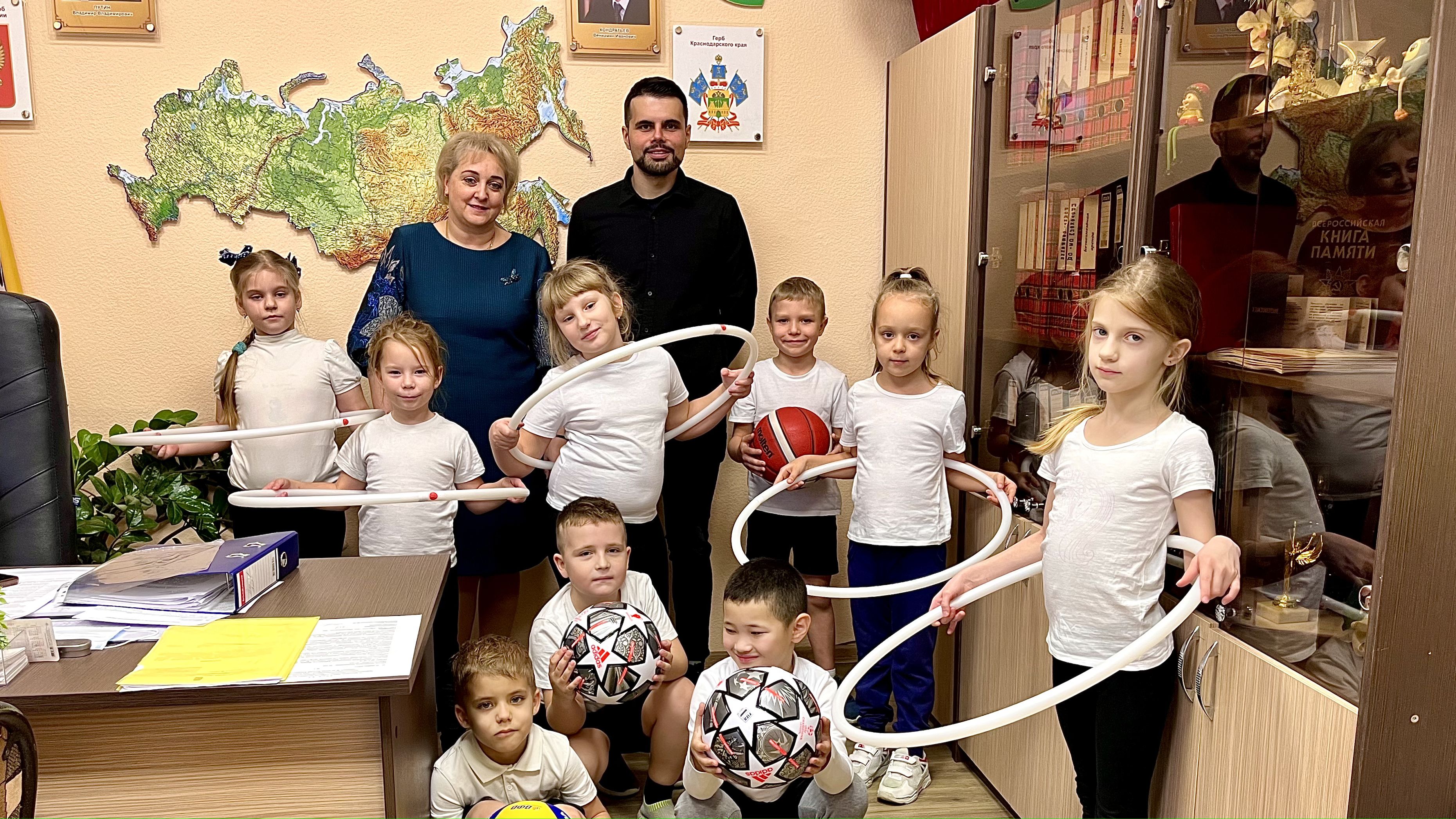 BetBoom подарил новый спортивный инвентарь школе из Краснодара