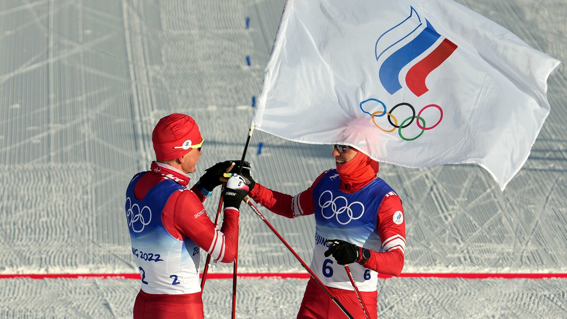 Большунов от радости сломал пьедестал во время церемония награждения призёров скиатлона на ОИ-2022