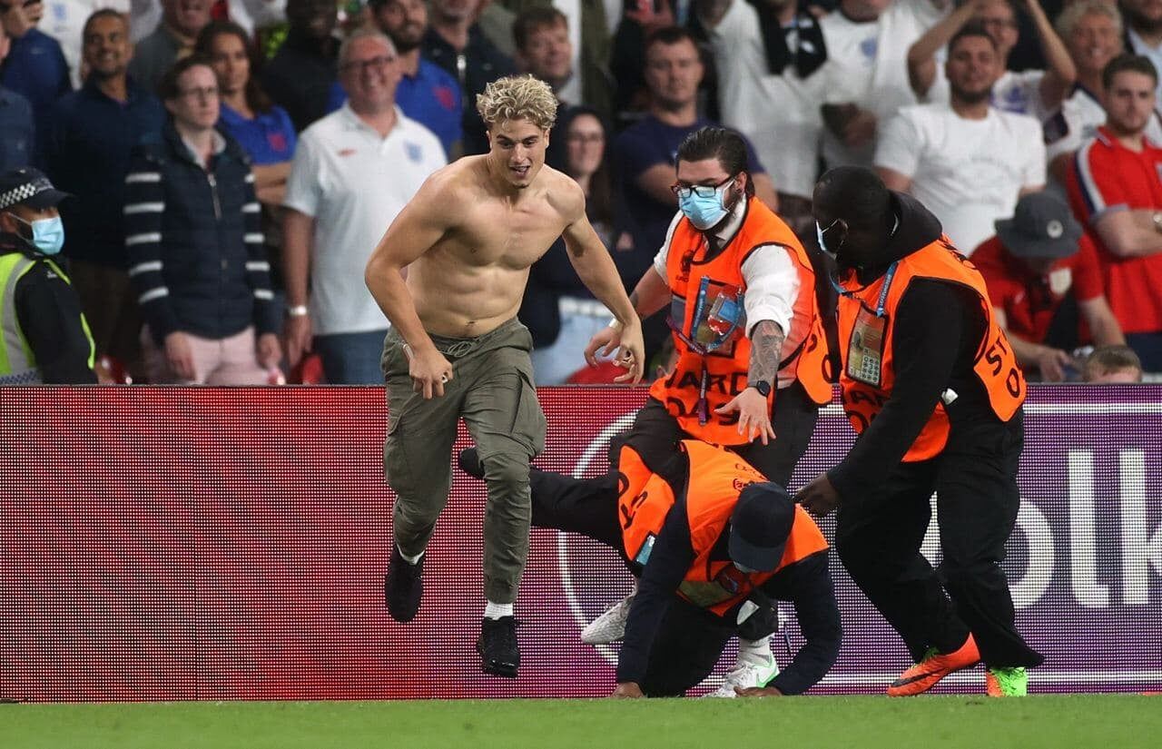 Болельщик выбежал на поле во время финального матча Евро-2020