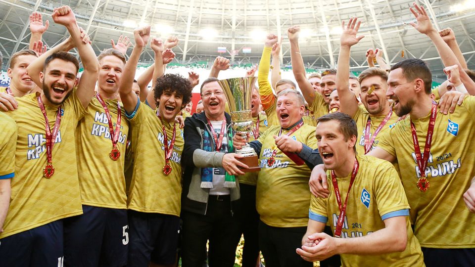 Губернатор Дмитрий Азаров и Игорь Осинькин (в центре) с трофеем чемпиона ФНЛ