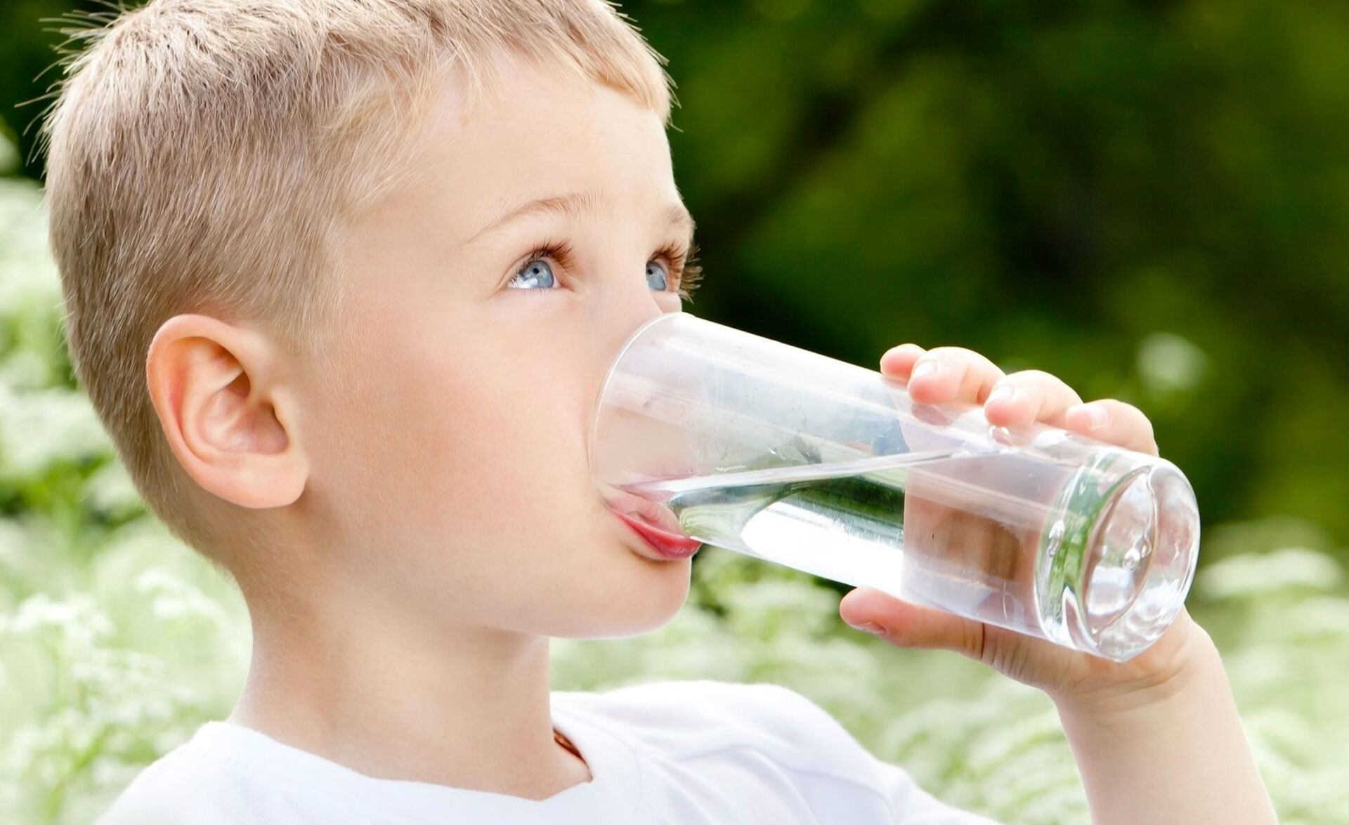 Подросток много пьет. Пить воду. Ребенок пьет воду. Человек пьет воду. Питье воды.