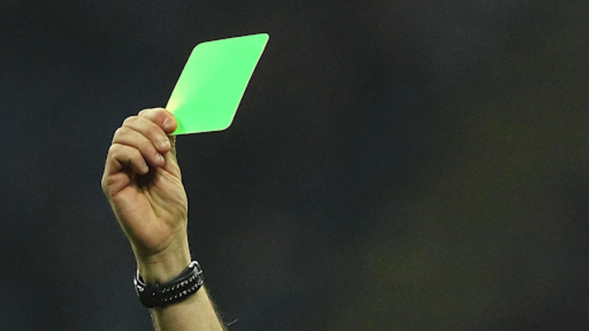 Зеленая карточка в футболе. Желтая и красная карточка в футболе. Зеленая и желтая карточка. Зеленая карточка и красная карточка.